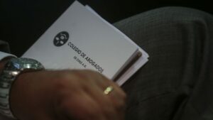 Debut de cuota de género en Colegio de Abogados obliga a ceder 2 cupos a hombres