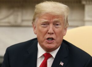 Trump califica de traidor