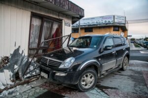 Daños de consideración recibió una vivienda producto de choque en pleno centro