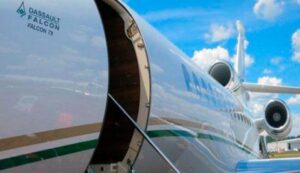 Pasajero confundió puerta principal del avión con la del baño y creó alboroto