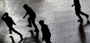 Realizarán consulta ciudadana por toque de queda en menores de 16 años