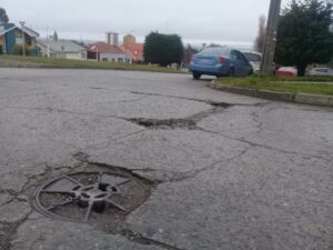 Conductores y vecinos del sector Cerro de la Cruz, esperan reparación de calzada