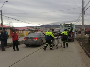 Fuerte colisión deriva a dos personas hasta el Hospital Clínico de Magallanes