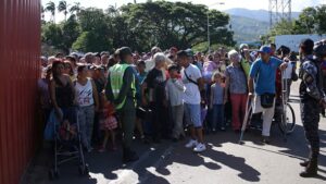 Al menos 18 mil venezolanos huyen hacia Colombia tras reapertura de la frontera