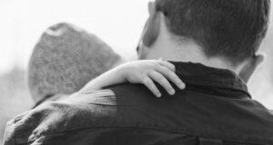 Pareja huye con bebé del Sename tras fallo de tribunal que ordenó quitárselo