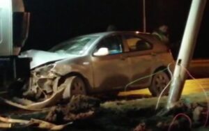 Conductor en estado de ebriedad chocó poste en avenida Costanera en la madrugada