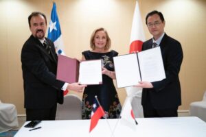 Primera dama participa en firme de acuerdo en Chile y Japón