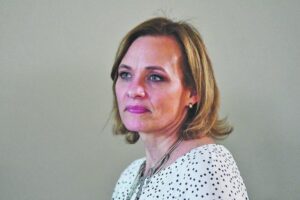 “Si el ministro le quiere cerrar la puerta a los pacientes con cáncer que lo diga con esas letras”