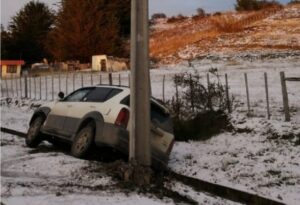 Chocó contra poste de alumbrado público y dejó sin luz a vecinos del sector sur de Punta Arenas