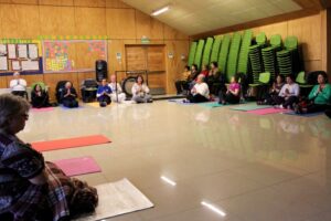 Más de 60 adultos mayores celebraron el Día del Yoga en clase magistral gratuita