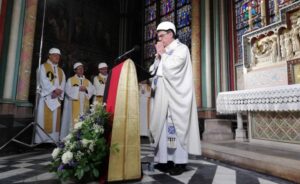 Catedral Notre Dame celebra su primera misa tras el incendio