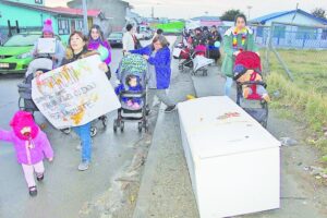 Hasta con un refrigerador desechado se encontraron párvulos del establecimiento “Bambi” en marcha ambientalista
