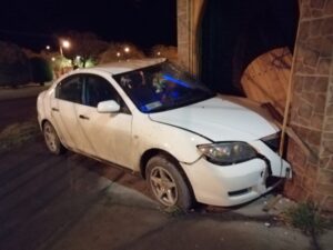 Conductor se dio a la fuga tras estrellar su automóvil contra vivienda