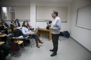Instruyen a magallánicos en taller sobre la historia de la región
