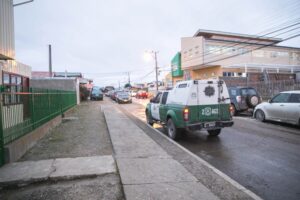 Mujer sufrió sorpresivo carterazo desde su auto en Población El Pingüino