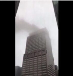 Helicóptero se estrella contra un edificio en Nueva York
