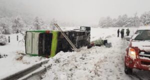 Volcamiento de bus en sector precordillerano de La Araucanía deja al menos 8 personas lesionadas