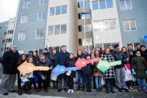 Cien familias recibieron las llaves de su nuevo hogar