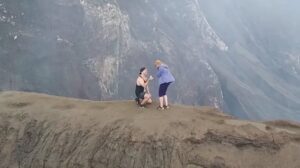 Pidió matrimonio al borde de un volcán activoen Indonesia