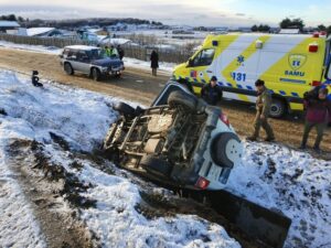 Mujer perdió el control de su vehículo producto de la escarcha y terminó volcada en el km 9.