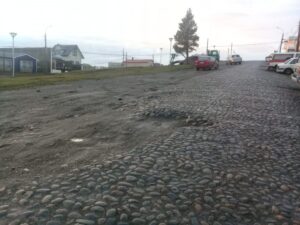 Empedrado de calzada presenta serio desgaste al final de avenida Colon