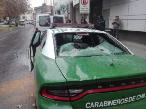 Encapuchados atacan con palos, piedras y bombas molotov vehículo policial