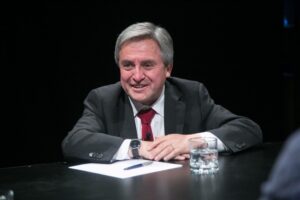 “Espero que con los cambios de subsecretarios que vienen se compensen los equilibrios partidarios”
