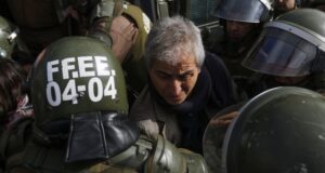 Detenido presidente de Profesores en medio de manifestación afuera de La Moneda