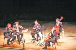 Teatro repleto se deleitó  con concierto de la Sinfónica de cuerdas de Viena