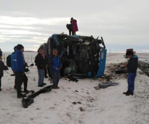 Choque frontal entre bus y camión deja 3 muertos