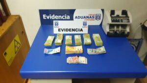 Aduanas descubre a viajero que escondía dinero equivalente a más de US$21 mil