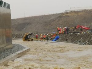 Muere operador de retroexcavadora tras caer al Río de las Minas