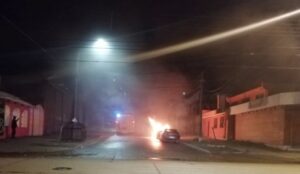 Incendian auto en calle Errázuriz