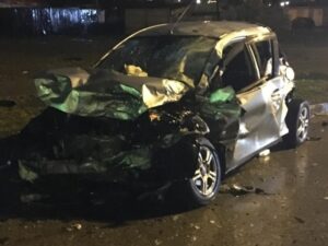Violenta colisión con posterior volcamiento dejó una persona fallecida y dos lesionados