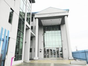 Familiares la emprendieron con bolas de nieve contra abogado de formalizado por abuso sexual