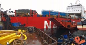 Remolcan a lugar seguro ferry que encalló en Aysén con 250 vacunos