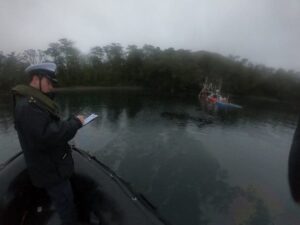 Rescatan a tres tripulantes por hundimiento de lancha