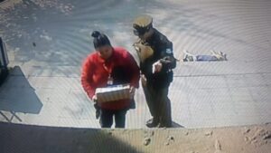 Difunden imagen de mujer que entregó paquete explosivo en comisaría de Huechuraba