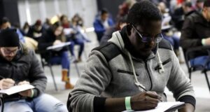 Piden replantear sistema de revalidación de títulos para mejorar empleos de migrantes en Chile