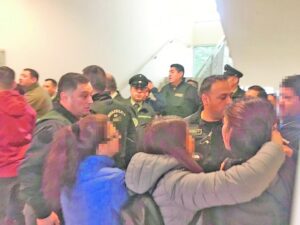 A golpes entre familiares de imputado y víctima terminó audiencia por abuso sexual a una menor