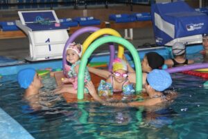 Niñas y niños de “Caperucita Roja” aprenden a nadar en la piscina fiscal de Punta Arenas