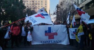 Gremios y usuarios protestan en el centro de Santiago para defender la salud pública
