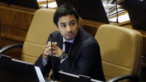 Comisión de Ética desestima denuncia del PC y el FA en contra del diputado Carter