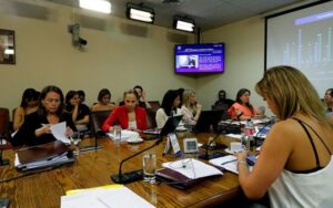 Parlamentarias de oposición piden agilizar proyecto de ley de cuotas de género