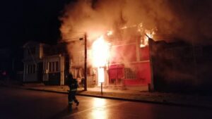 Voraz incendio redujo a escombros dos inmuebles de calle Errázuriz