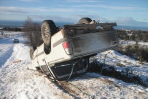 Lesionados abandonaron camioneta tras volcar en la nieve
