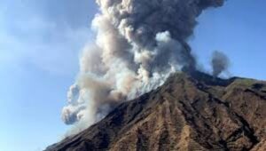Captan violenta erupción del volcán Stromboli que deja saldo de un muerto