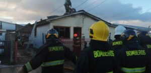 Seis damnificados dejó incendio que destruyó vivienda en la población Chaparro
