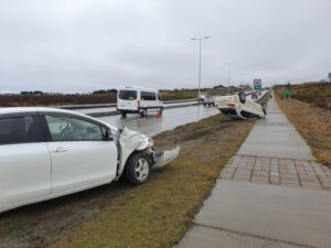 Mujer resulta lesionada tras volcar en su automóvil en avenida Frei