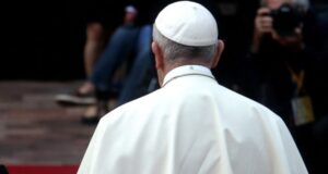 Papa Francisco suma cuarto vocero en seis años de pontificado